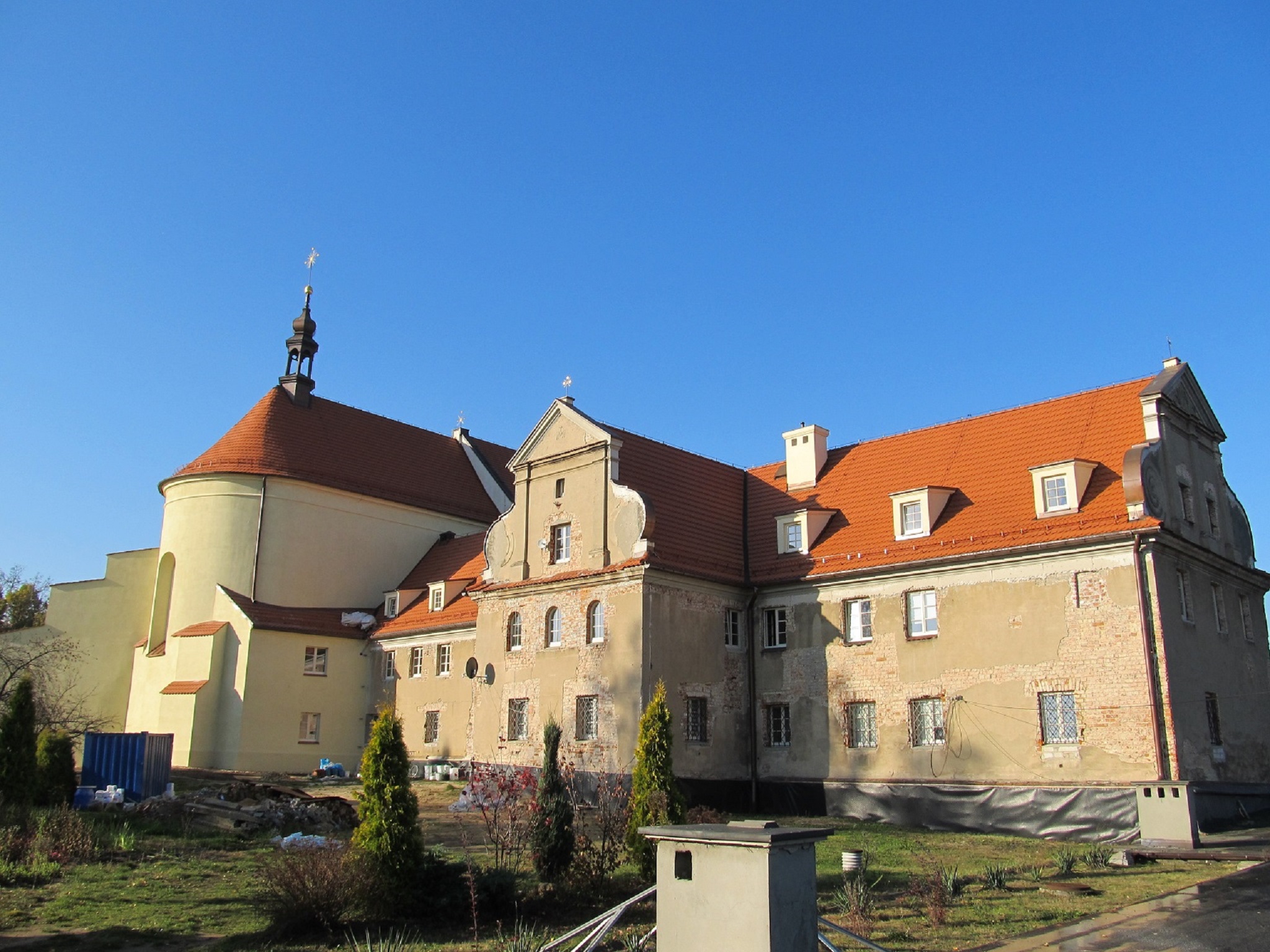 Klasztor - stan przed renowacją elewacji
