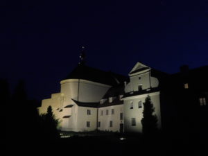 klasztor nocą (oświetlony)