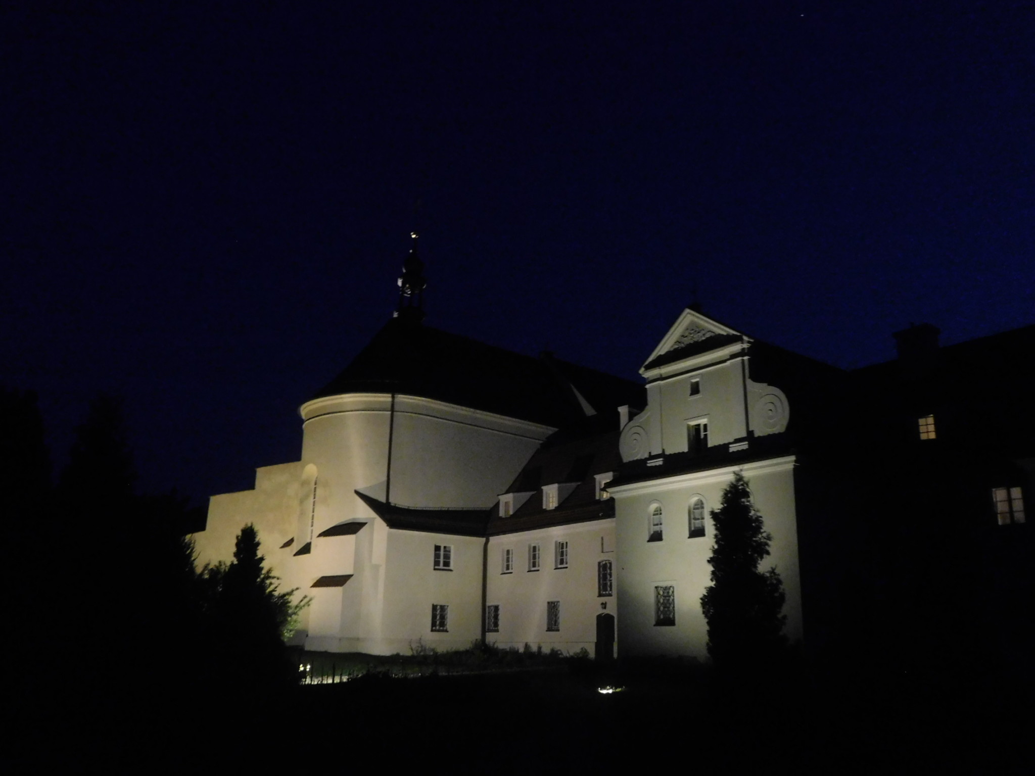 klasztor nocą (oświetlony)