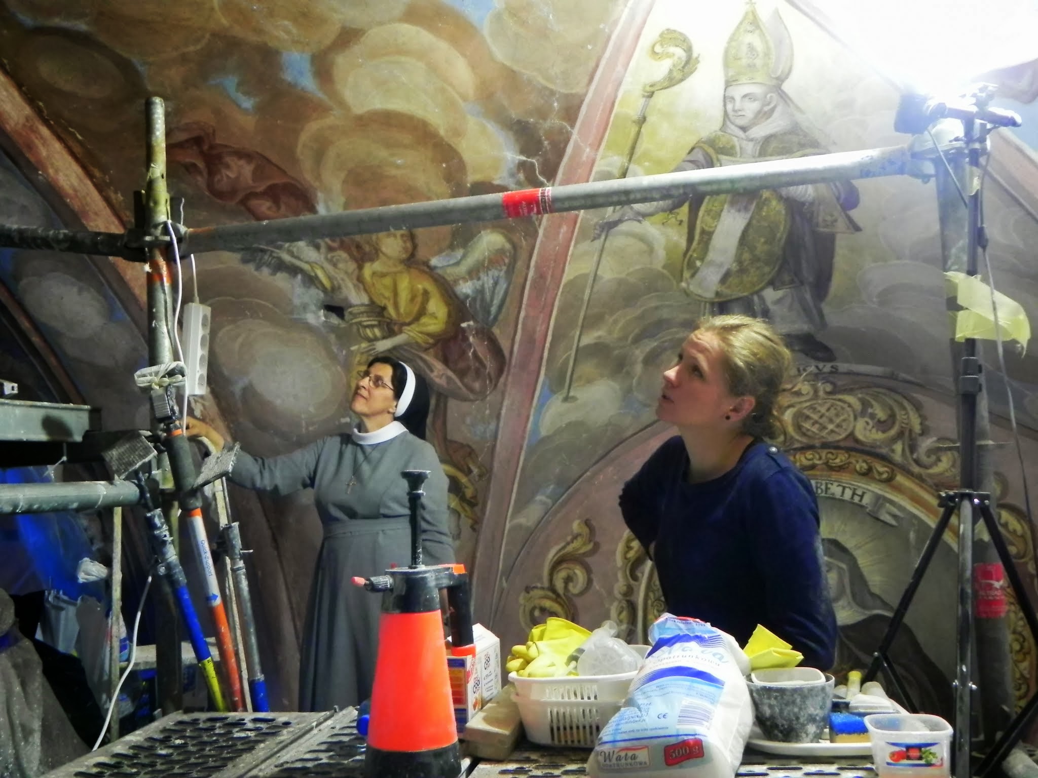 konserwacja fresków na sklepieniu kościoła nad tzw. chórkiem nowicjackim