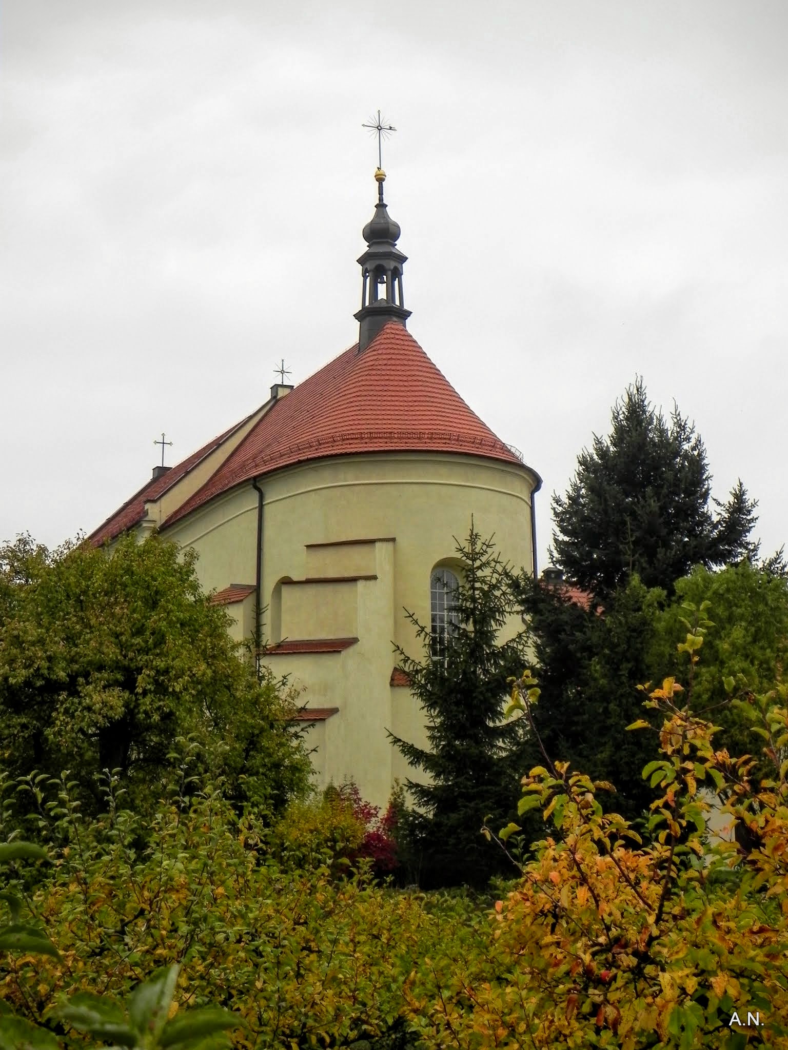 kościół od strony ogrodu